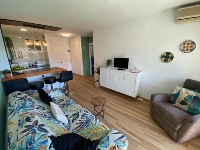 Minerva, One Bedroom Family Apartment, Great Location, Pool With Water Slides, Sleeps 4 Apartment Benalmadena