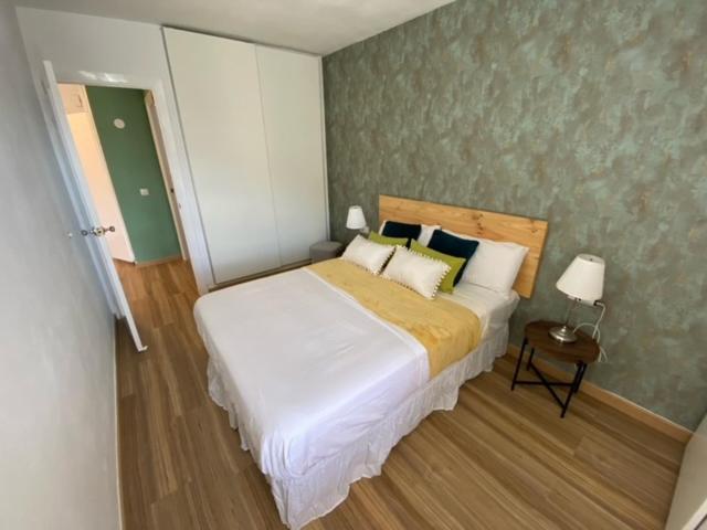 Apartment Minerva, One Bedroom Family Apartment, Great Location, Pool With Water Slides, Sleeps 4 Benalmadena